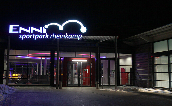 ENNI Sportpark Rheinkamp Eingang bei Nacht