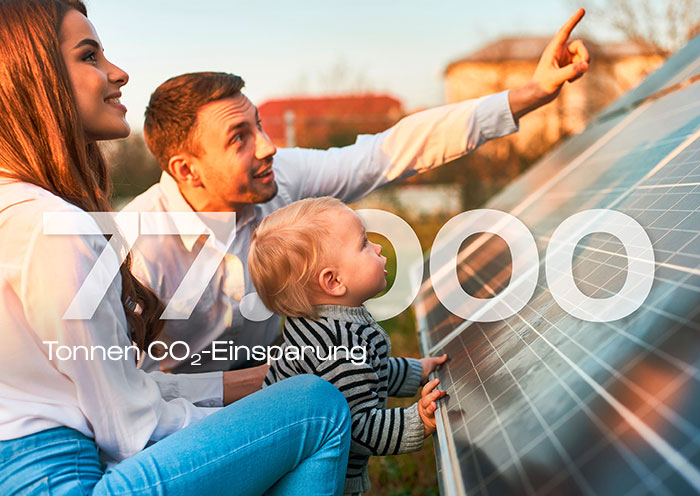 Ein Mann zeigt seiner Familie eine Photovoltaikanlage